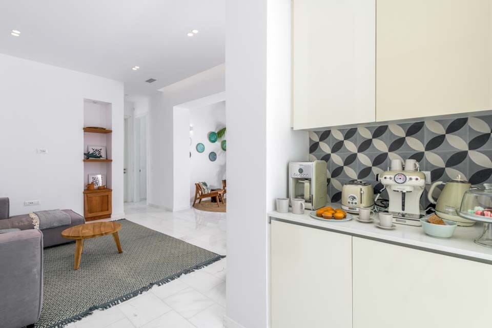 Full-size fridge, microwave, oven, dishwasher