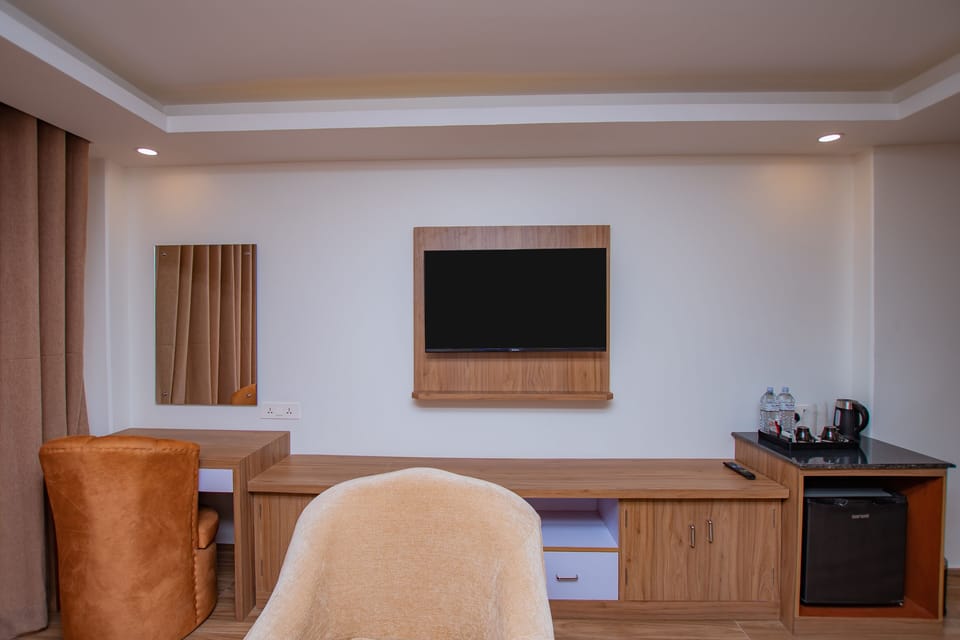 Suite Room with Steam and Jacuzzi | Living area | LCD TV, fireplace, pay movies