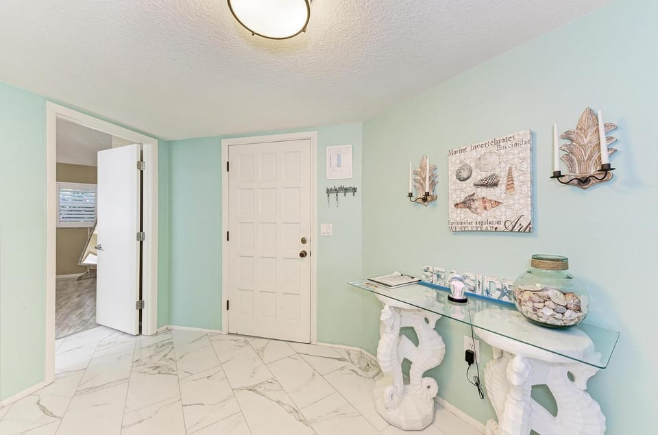 Sunset Beach 102 foyer view of entry door