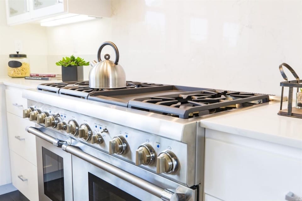 Gourmet kitchen with Thermadore 6 burner range 