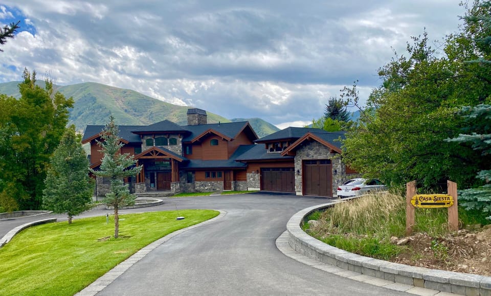 Summer view. Long, spacious driveway.