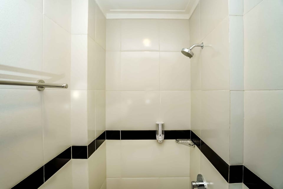 Superior Room | Bathroom | Shower, free toiletries, slippers, towels