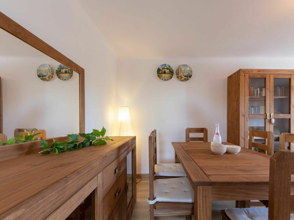 Table, Furniture, Property, Wood, Building, Interior Design, Architecture, Floor, Drawer, Wood Stain