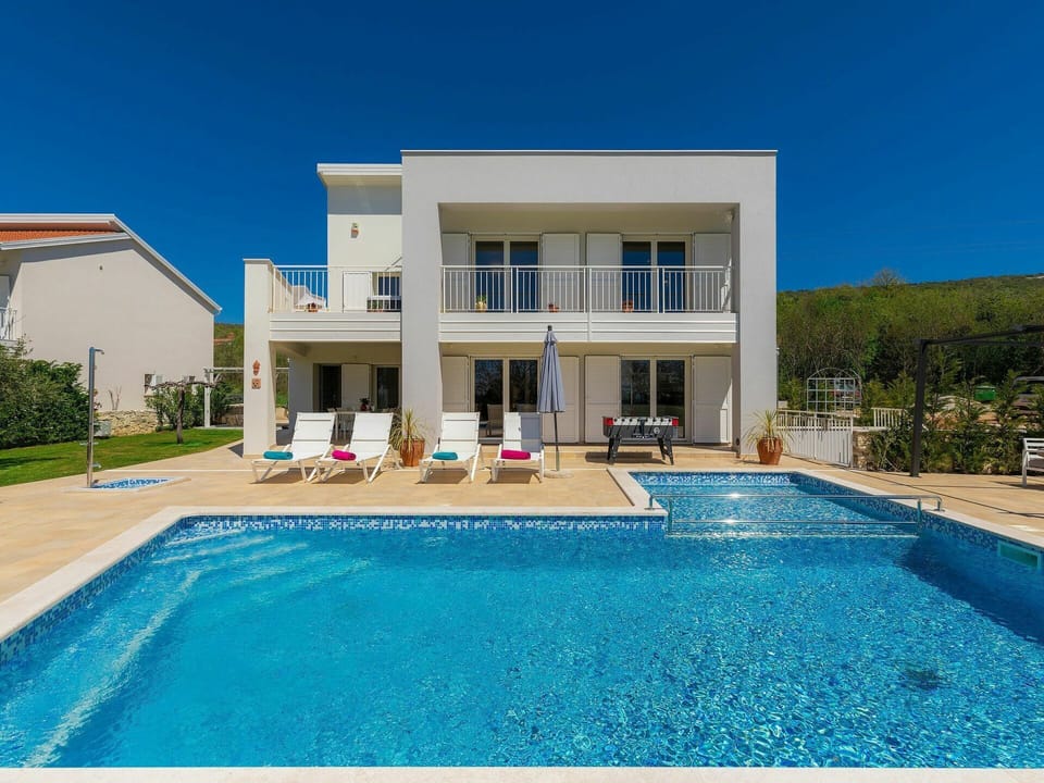 Water, Plant, Property, Swimming Pool, Sky, Blue, Azure, Building, Window, Rectangle