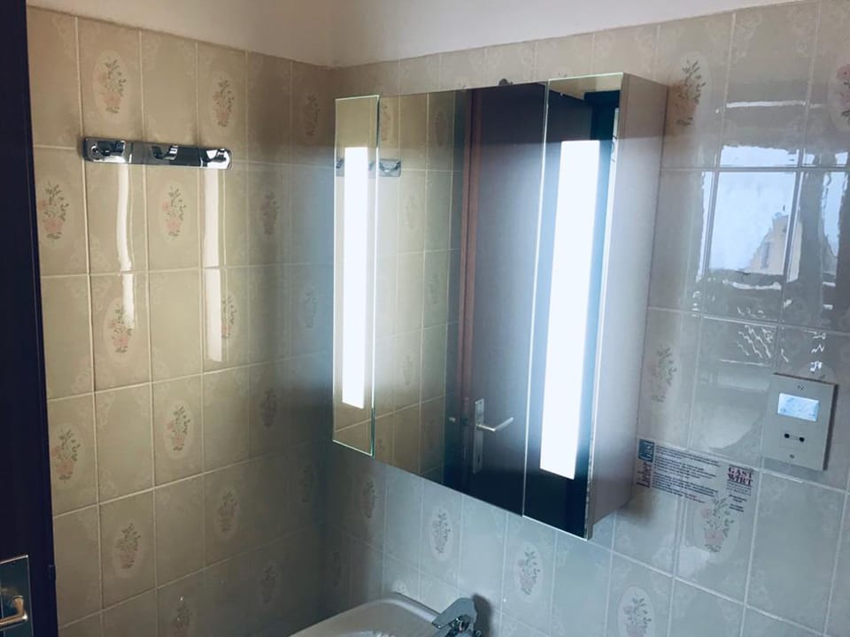 Double Room | Bathroom | Shower, towels