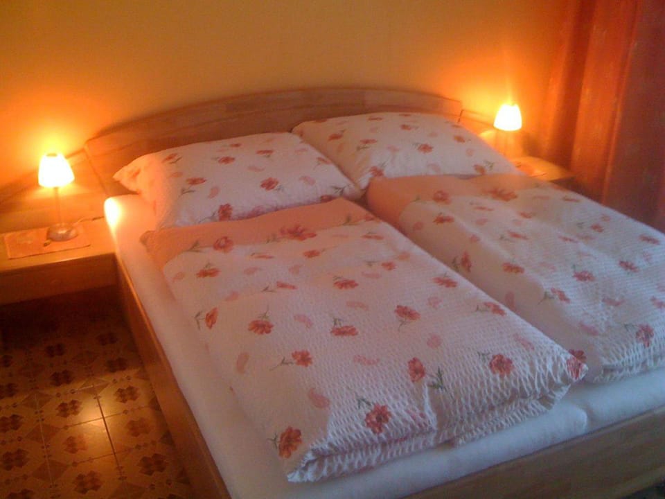 Double Room | Desk, bed sheets