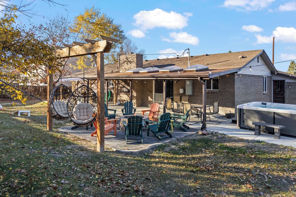 There is a covered patio, barbecue and plenty of seating in the fenced in backyard.  Plenty of dog amenities: leashes, food and water bowls, poop bags, towels for dogs.