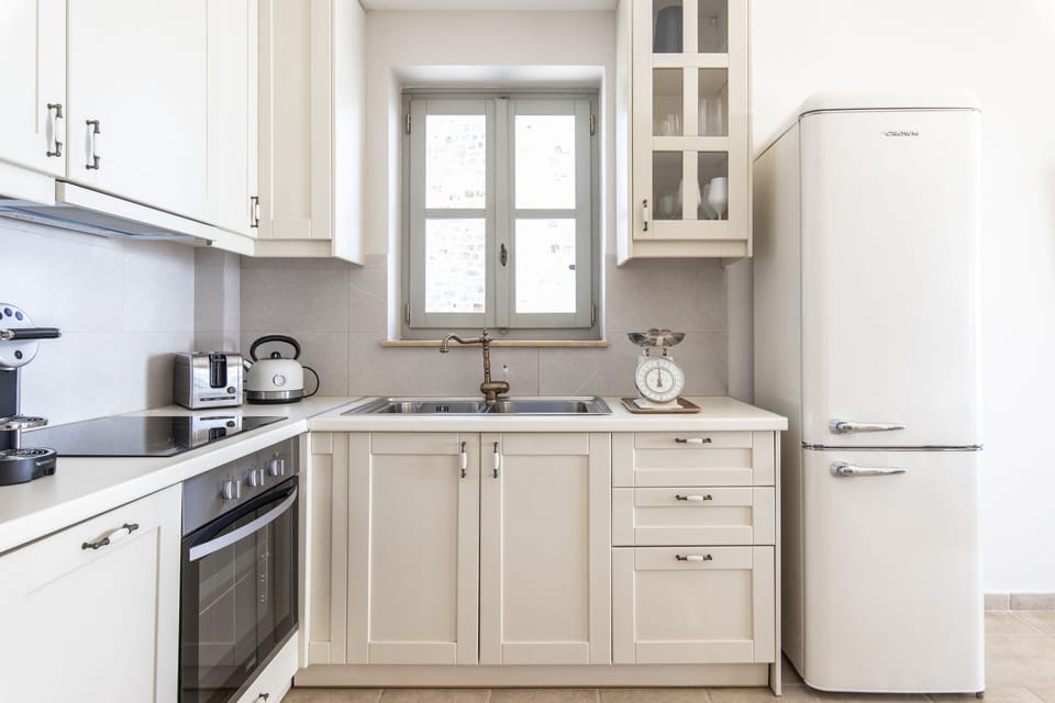 Full-size fridge, oven, dishwasher, espresso maker