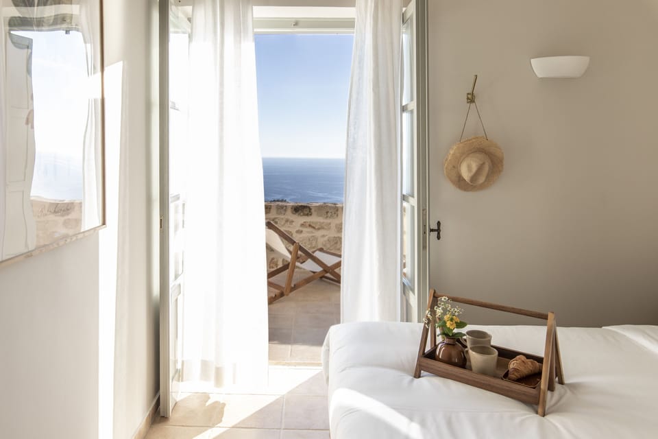 Premium bedding, in-room safe, individually decorated