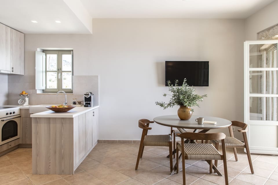 Full-size fridge, oven, dishwasher, espresso maker
