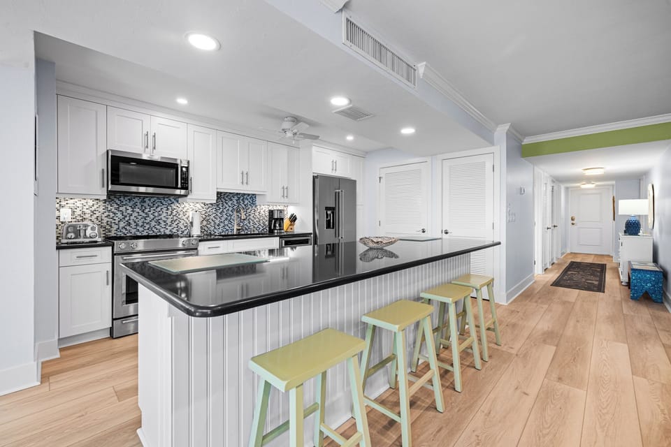 KITCHEN AND BREAKFAST BAR
