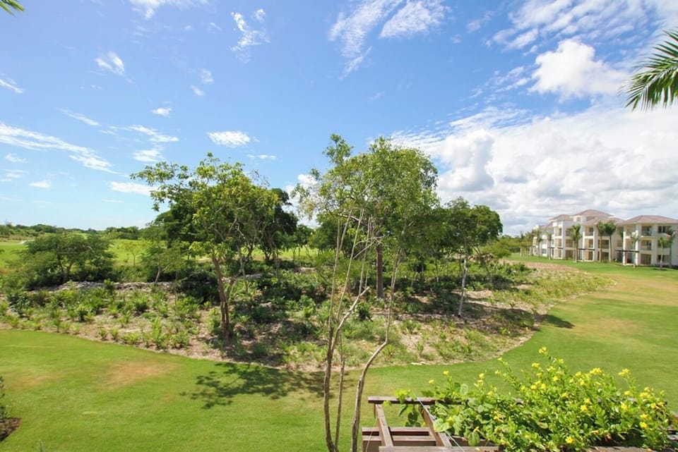 Fully equipped apartment overlooking golf course at luxury beach resort (6281)