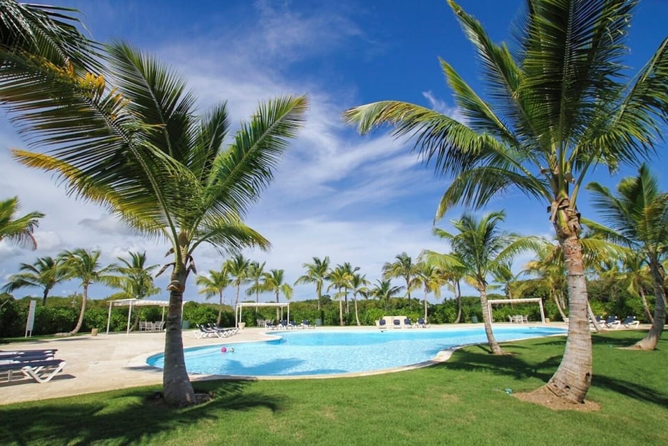 Fully equipped apartment overlooking golf course at luxury beach resort (6282)
