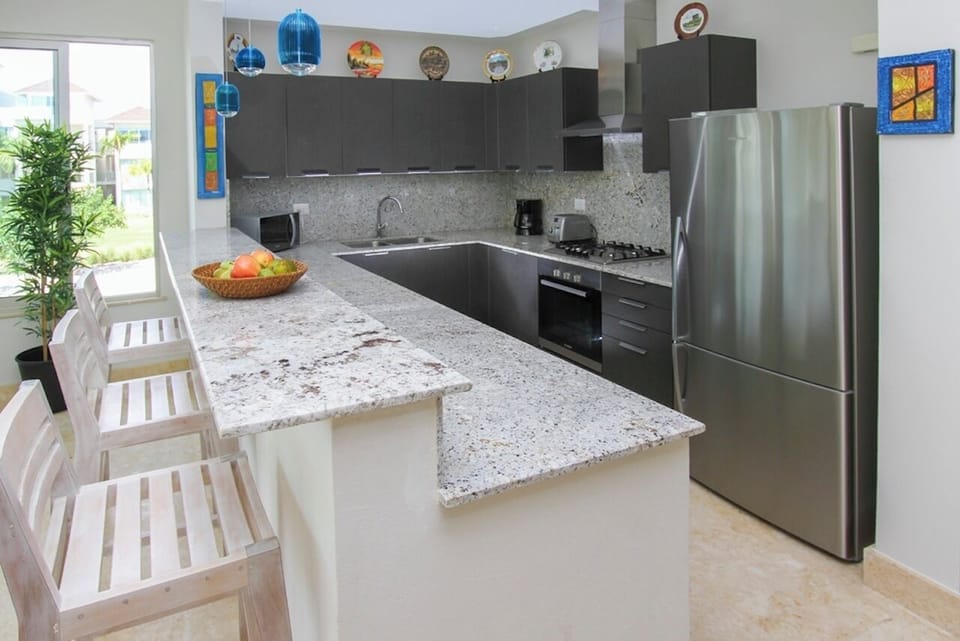 Fully equipped apartment overlooking golf course at luxury beach resort (6274)