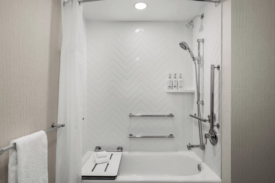Combined shower/tub, free toiletries, hair dryer, towels