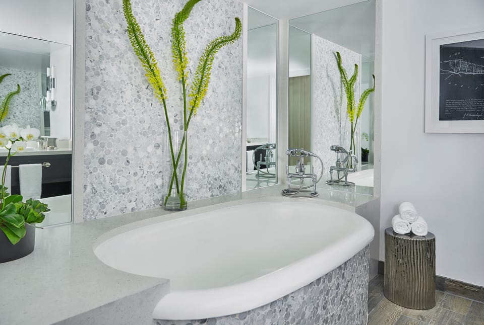 Bi-Level Bungalow, 1 King Bed with Sofa bed, 2 Bathrooms | Deep soaking bathtub