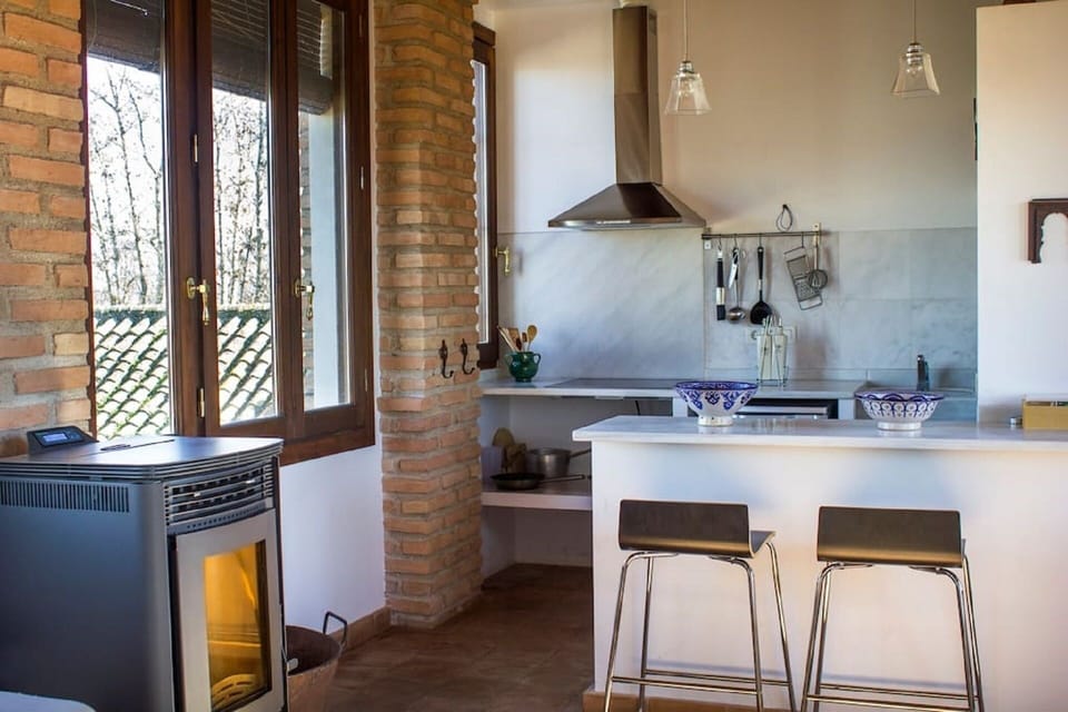 Cocina del Torreón con barra comedor