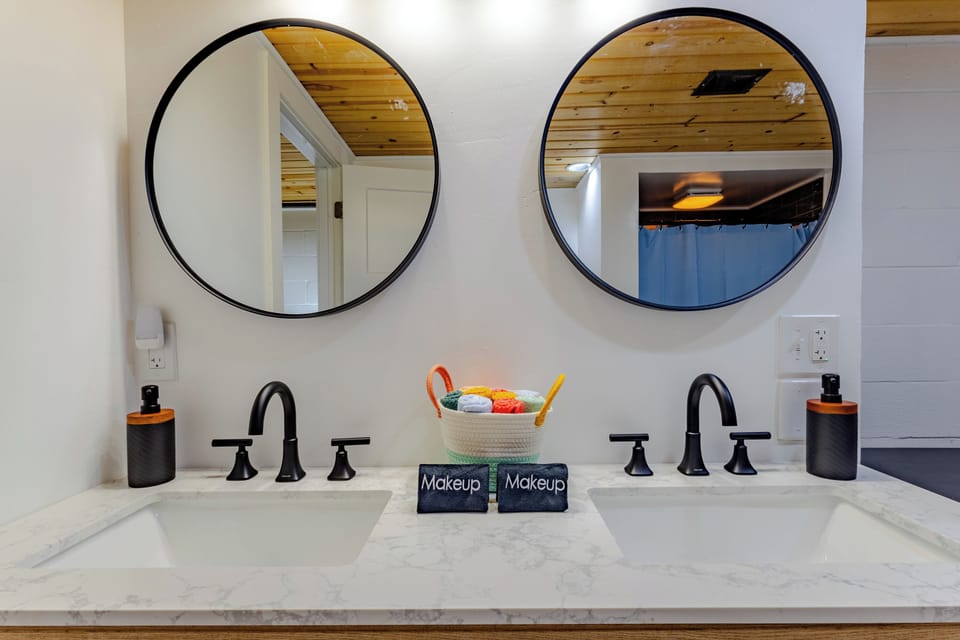 Full Bathroom #1