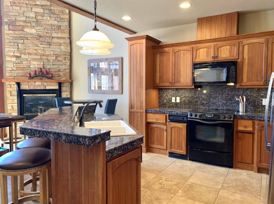 2nd floor: Gourmet Kitchen 