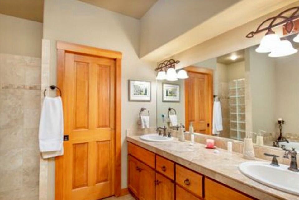 2nd floor: Main Bedroom -Dual Vanity, Jetted Tub, Roman Shower 