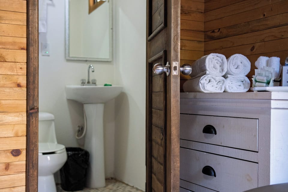 Quadruple Room | Bathroom | Shower, free toiletries, hair dryer, towels