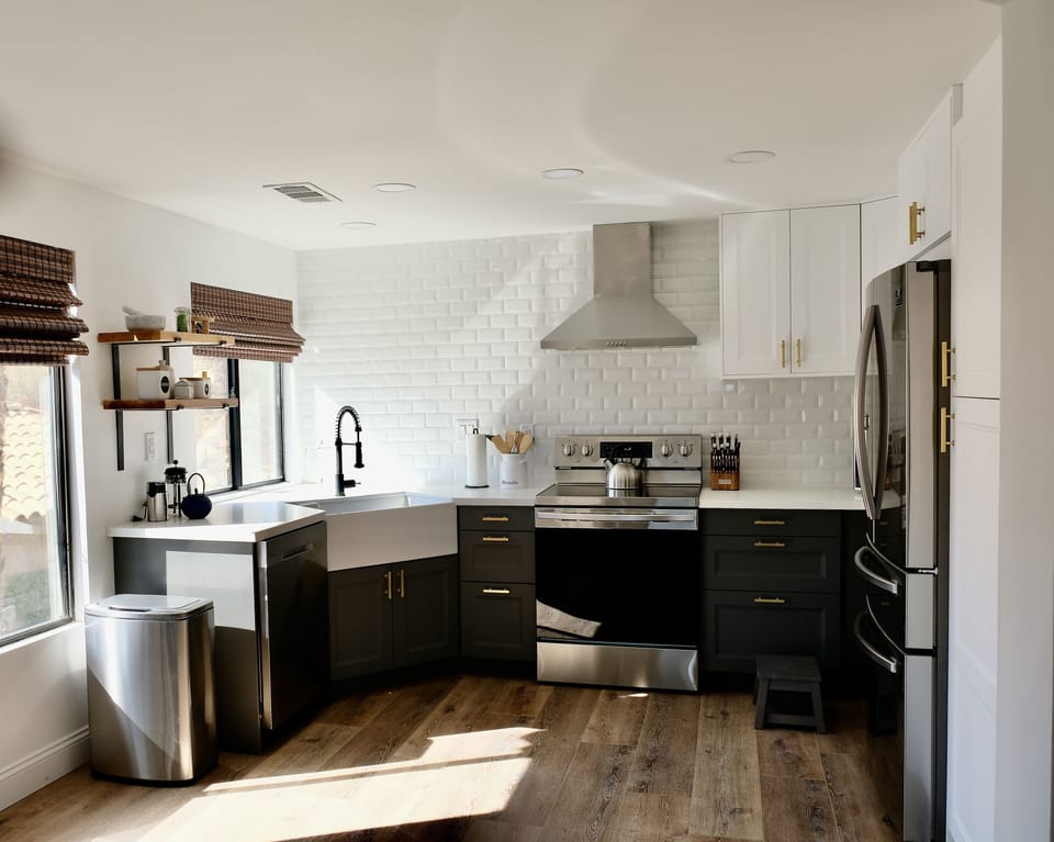 Remodeled kitchen w/new Samsung Fridge, oven/stove, dishwasher and microwave