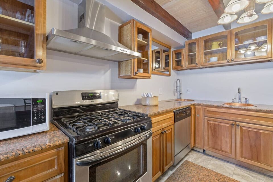 Gas range and hood for the enthusiastic chef!