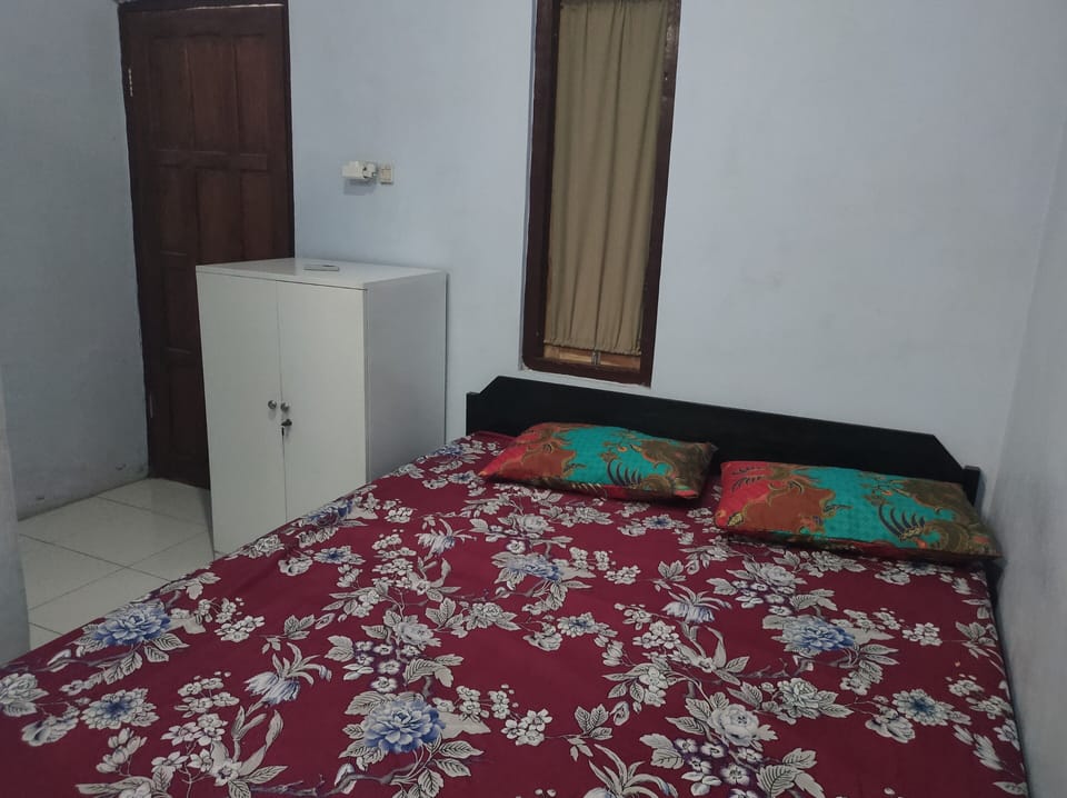 Desk, bed sheets