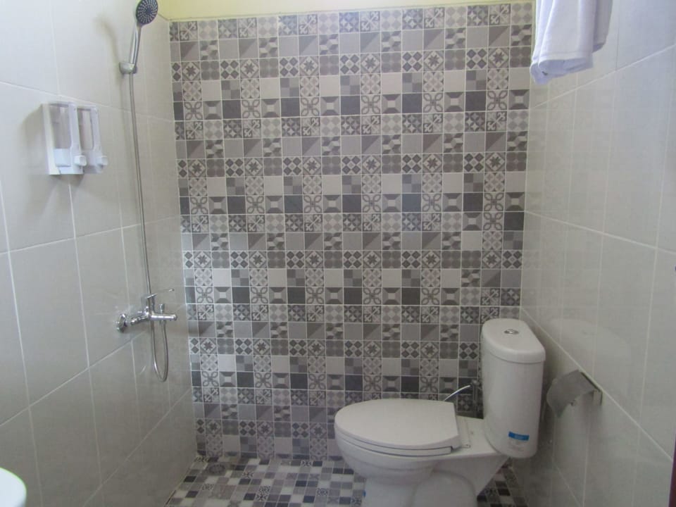 Superior Room | Bathroom | Shower, slippers, bidet, towels