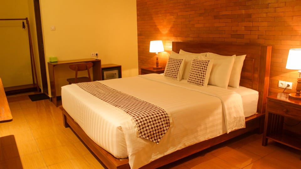 Superior Room | Minibar, desk, bed sheets
