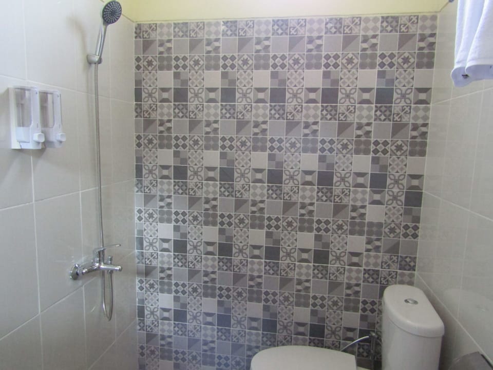 Superior Room | Bathroom | Shower, slippers, bidet, towels