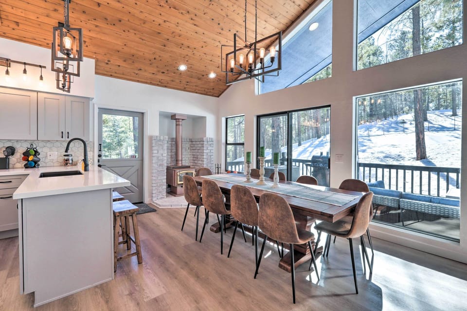 Dining Area | Dishware & Flatware Provided