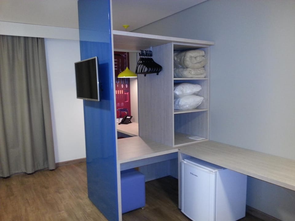 Hypo-allergenic bedding, minibar, individually furnished, desk