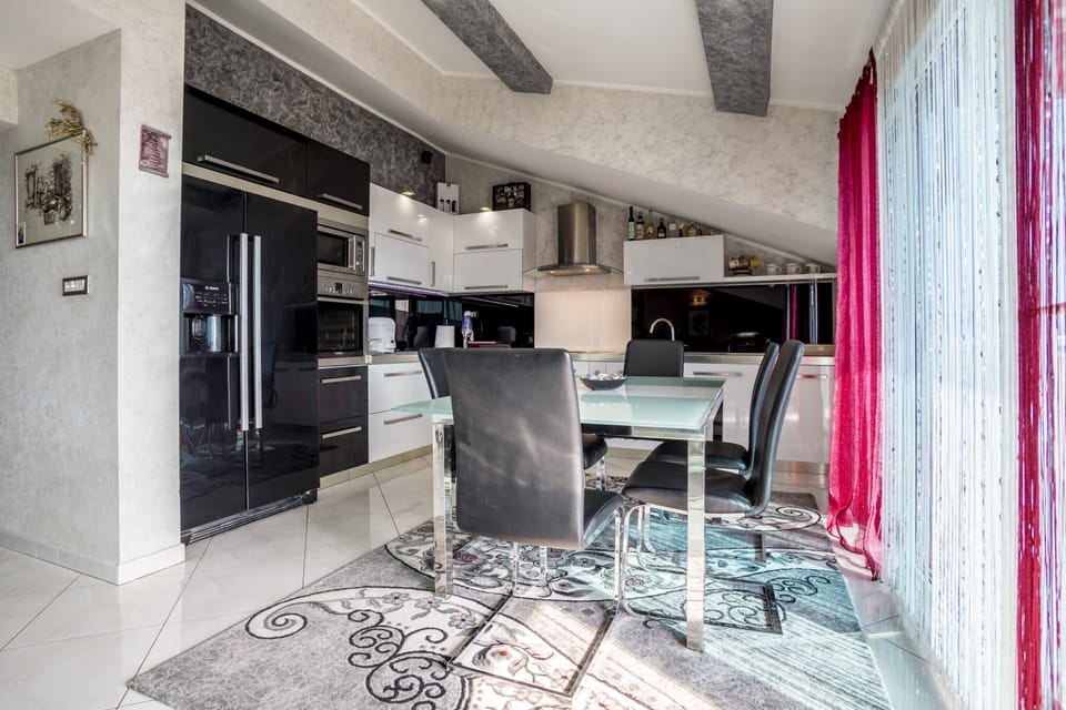 Comfort Apartment | Private kitchen | Full-size fridge, microwave, oven, stovetop