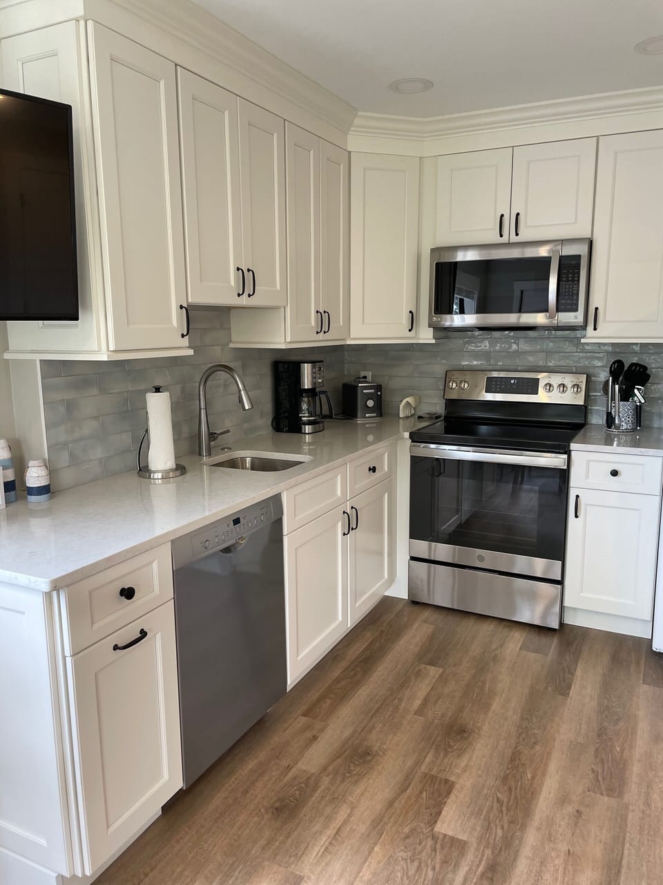 Carolina Beach Club 225 - Kitchen - Beautiful, well equipped renovated kitchen.  
What a great place to cook!