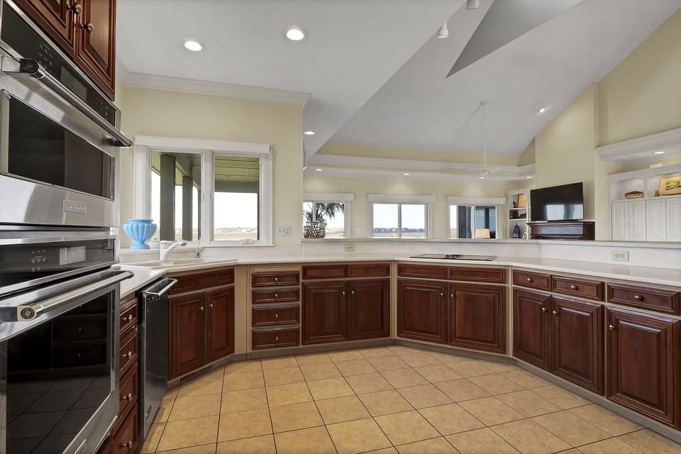 Spacious kitchen!