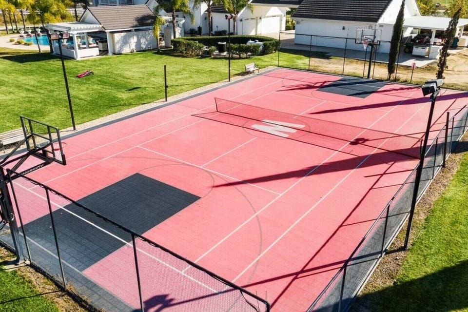 [Amenities] Regulation size full combo basketball and tennis court