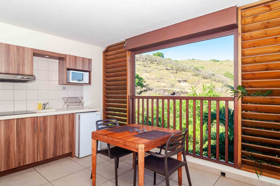 Classic Studio | Private kitchen | Fridge, microwave, stovetop, cookware/dishes/utensils