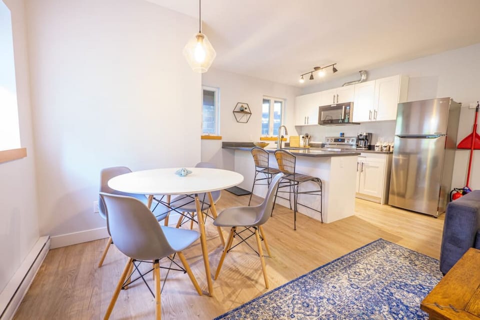 Open Living Space with a Modern Kitchen and Four Seats