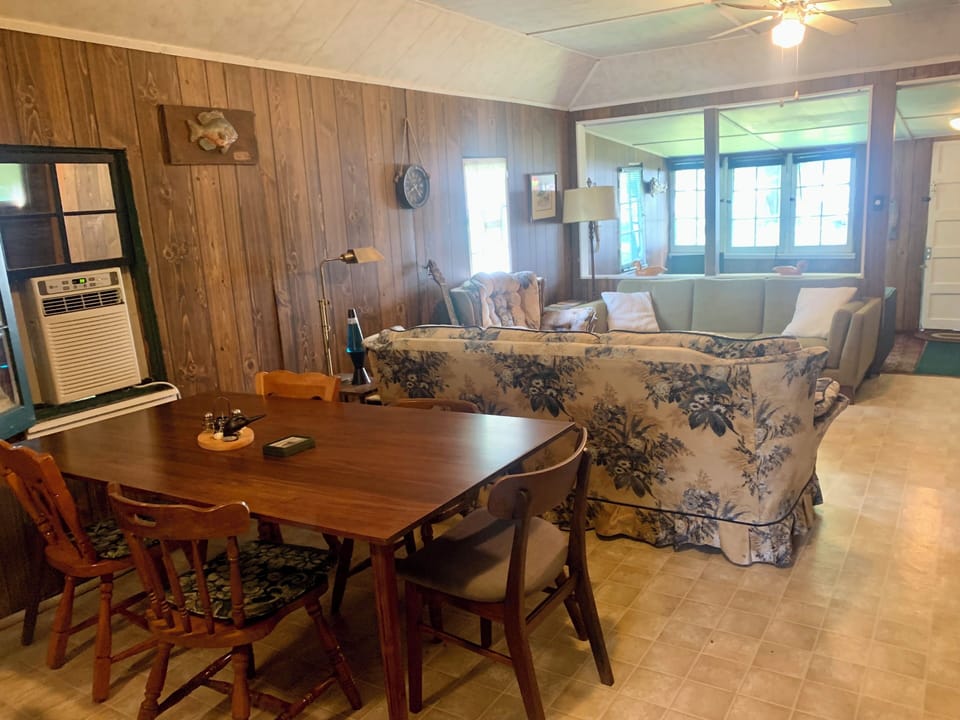 Dining area with water cooler and AC to keep
It nice inside 