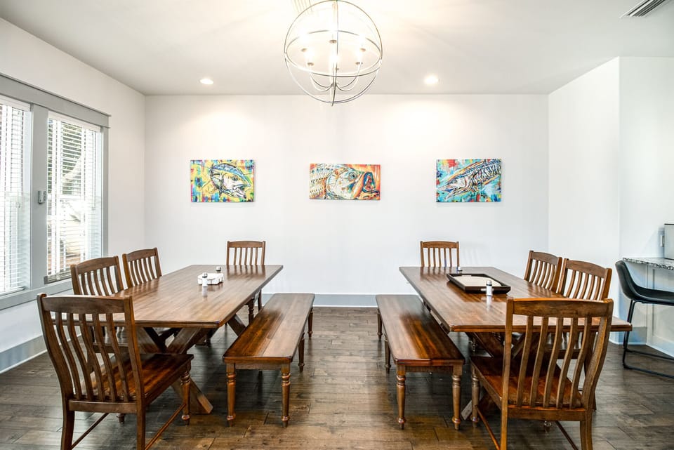 Dining room seats 12+