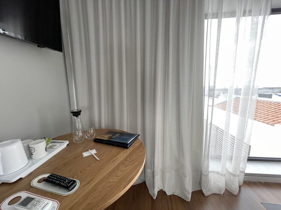 Deluxe bedroom with Seaview - working table