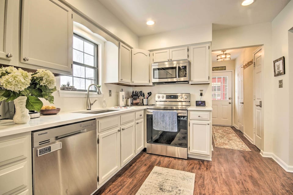 Fully Equipped Kitchen | Dishware/Flatware