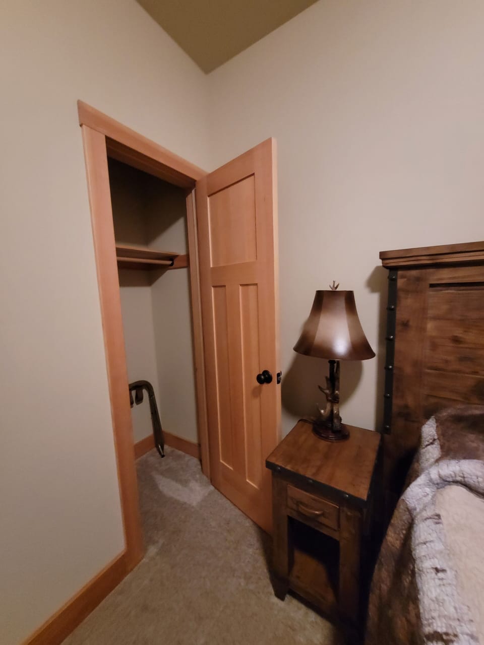 Queen room closet area