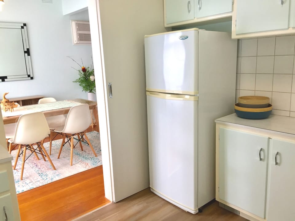 Kitchen Diner with Full Size Fridge & Gas Stove. Dining Table Seats 6.