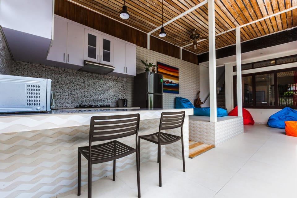 tampak dapur yg terintegrasi dengan ruang santai menghadap halaman