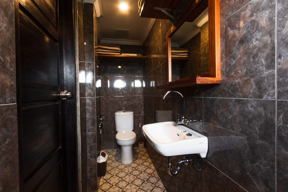 toilet yg bersih dan kaca serta westafel di kamar mandi lantai 3