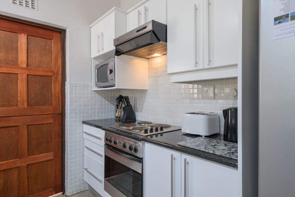 Superior Villa | Private kitchen | Full-size fridge, microwave, oven, stovetop
