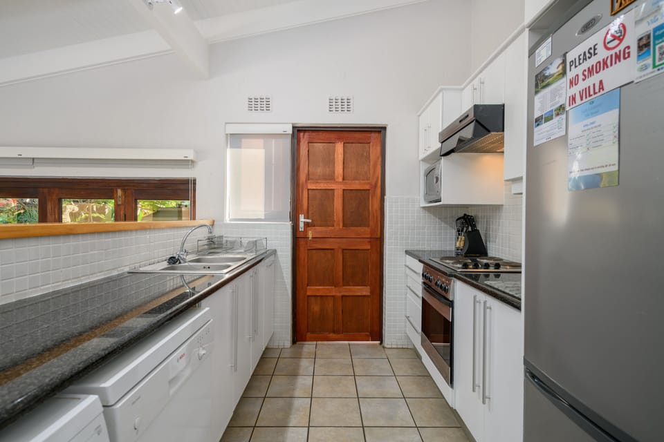 Superior Villa | Private kitchen | Full-size fridge, microwave, oven, stovetop