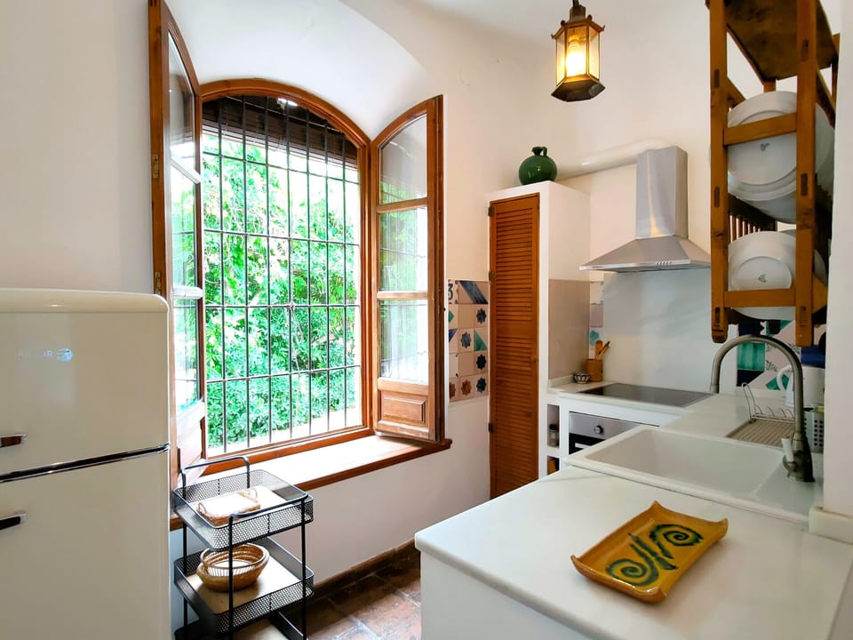 Cocina independiente con todo lo necesario para cocinar y servir